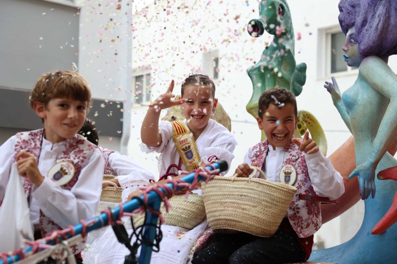 Les carrosses de Gata omplin el recorregut d’enginy, confeti,… i crítiques per l’entrada de bous “sorpresa” Les carrosses de Gata omplin el recorregut d’enginy, confeti,… i crítiques per l’entrada de bous “sorpresa”